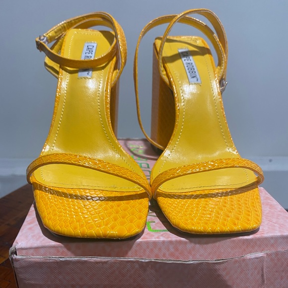 Cape Robbin Lorien Heel - Picture 3 of 5